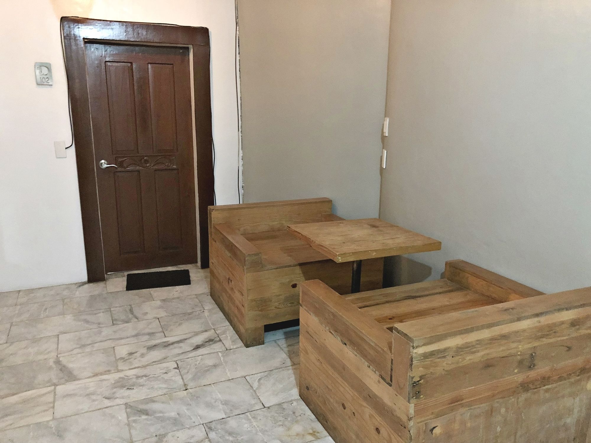 Daj Suites Boutique Hotel タガイタイ エクステリア 写真