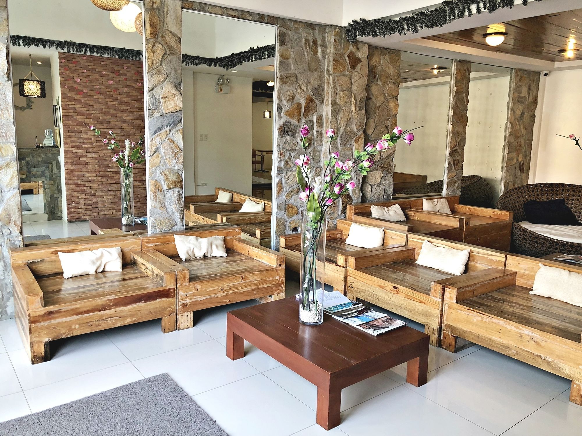 Daj Suites Boutique Hotel タガイタイ エクステリア 写真